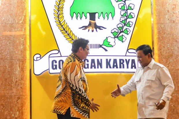 Ketua Umum Partai Golkar Airlangga Hartarto (kiri) berjabat tangan dengan Ketua Umum Partai Gerindra Prabowo Subianto (kanan) usai melakukan pertemuan di Kantor DPP Partai Golkar, Jakarta, Selasa (15/10/2019). Pertemuan tersebut dalam rangka menjaga suasa