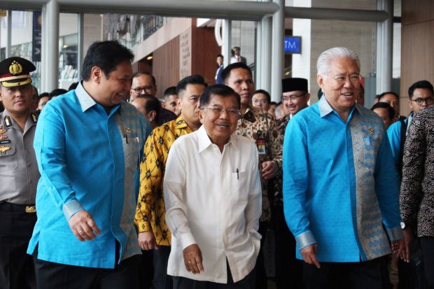 Wakil Presiden Jusuf Kalla (tengah) mengunjungi booth pameran usai membuka Trade Expo Indonesia 2019 di Indonesia Convention Exhibition BSD, Tangerang, Banten, Rabu (16/10/2019). 