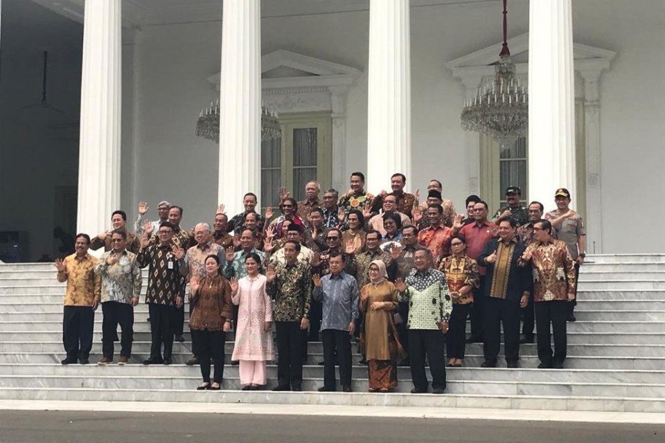 Para menteri anggota Kabinet Kerja I berfoto bersama Presiden Joko Widodo, Ibu Negara Iriana Jokowi, Wakil Presiden Jusuf Kalla, dan Ibu Mufidah Jusuf Kalla, di Istana Merdeka, Jakarta, Jumat (18/10). Mereka melambaikan tangan sebagai tanda perpisahan.