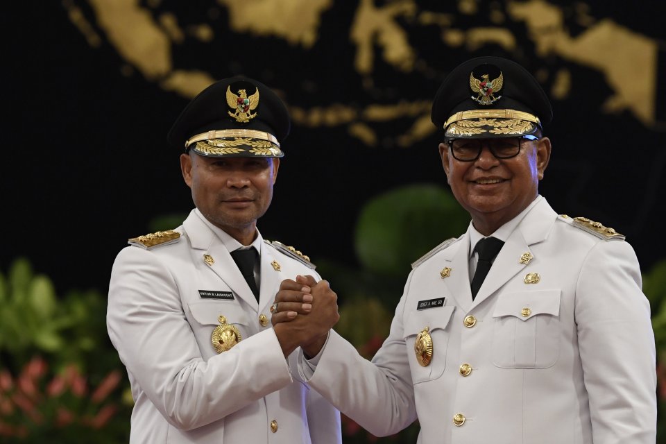 Mantan Gubernur Nusa Tenggara Timur Victor Bungtilu Laiskodat (kiri) bersama Wakil Gubernur Josef Nae Soi (kanan) melakukan salam komando usai pelantikan di Istana Negara, Jakarta, Rabu (5/9). 