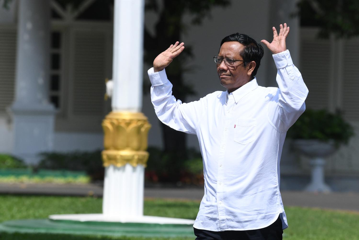 Anggota Dewan Pengarah Badan Pembinaan Ideologi Pancasila (BPIP) Mahfud MD melambaikan tangannya saat berjalan memasuki Kompleks Istana Kepresidenan, Jakarta, Senin (21/10/2019). Menurut rencana Presiden Joko Widodo akan memperkenalkan jajaran kabinet bar