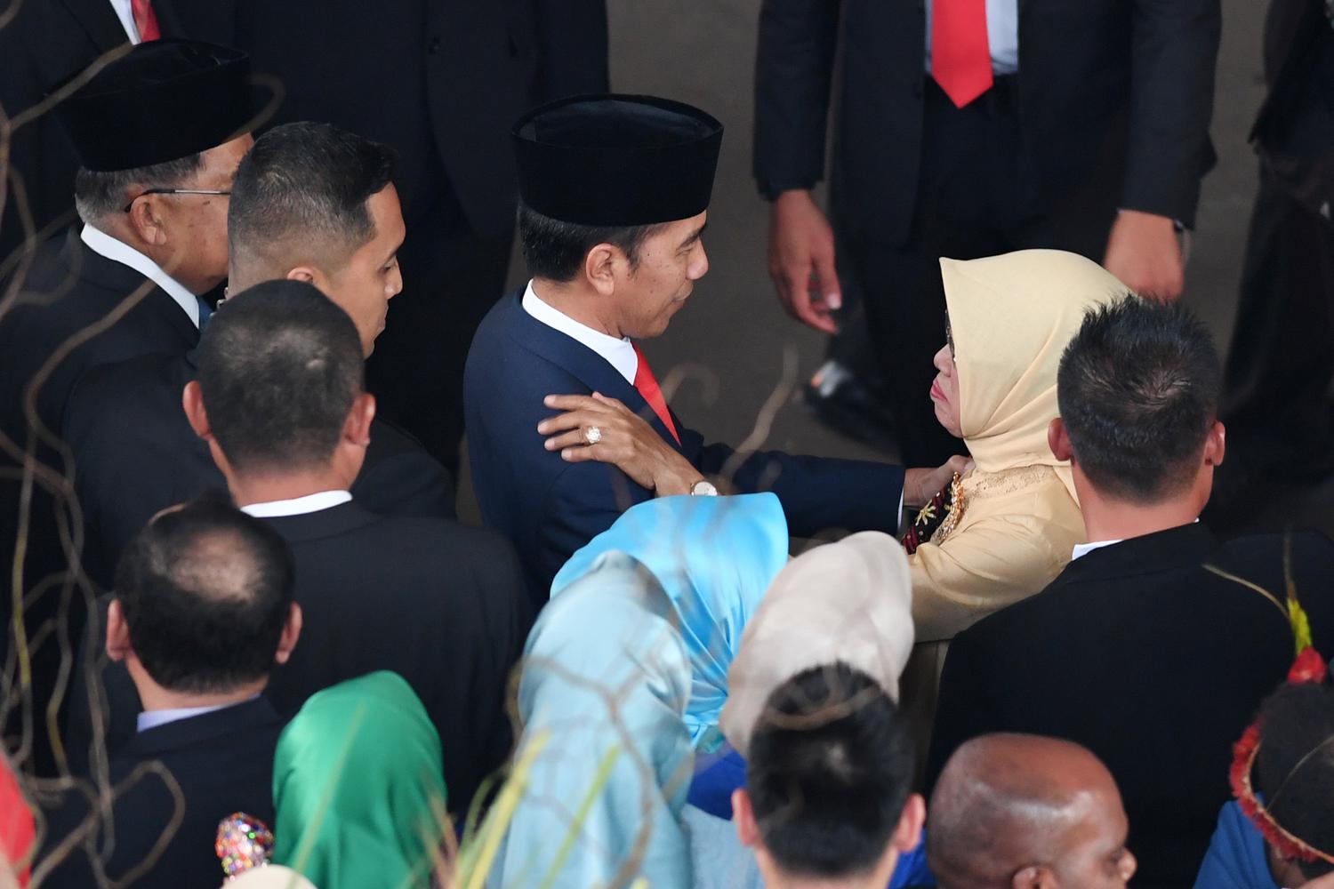 Presiden Joko Widodo (tengah) berbincang dengan ibunda Sudjiatmi (kanan) usai pelantikan presiden dan wapres periode 2019-2024 kompleks Parlemen Senayan, Jakarta, Minggu (20/10/2019).