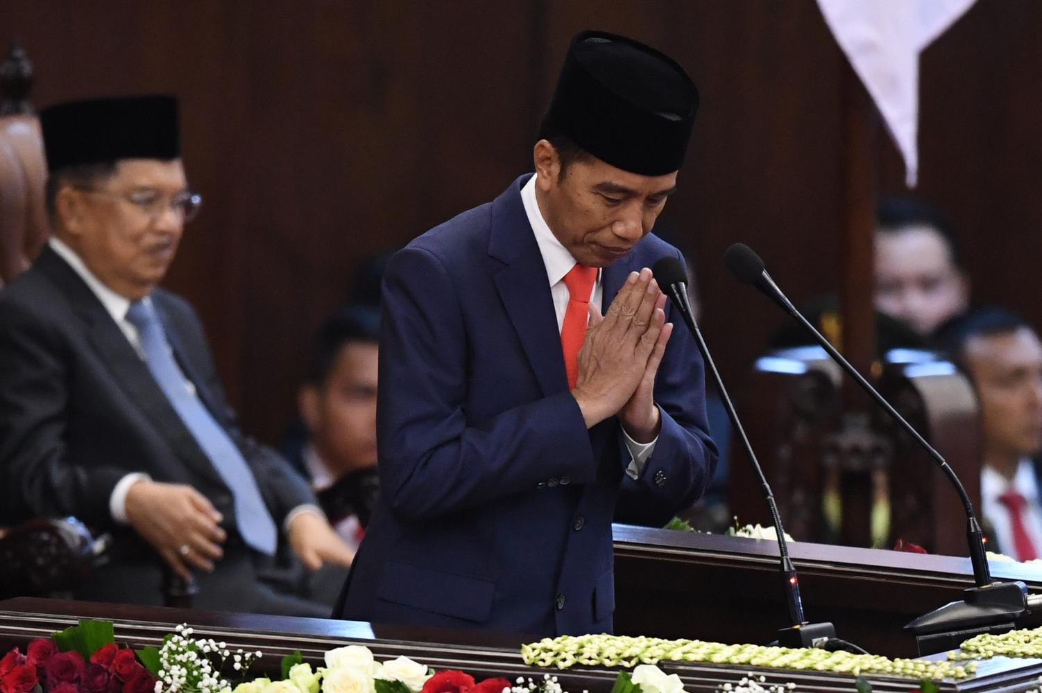 Presiden Joko Widodo memberikan salam usai memberikan pidato awal masa jabatan presiden periode 2019-2024 di Gedung Nusantara, kompleks Parlemen, Senayan, Jakarta, Minggu (20/10/2019).