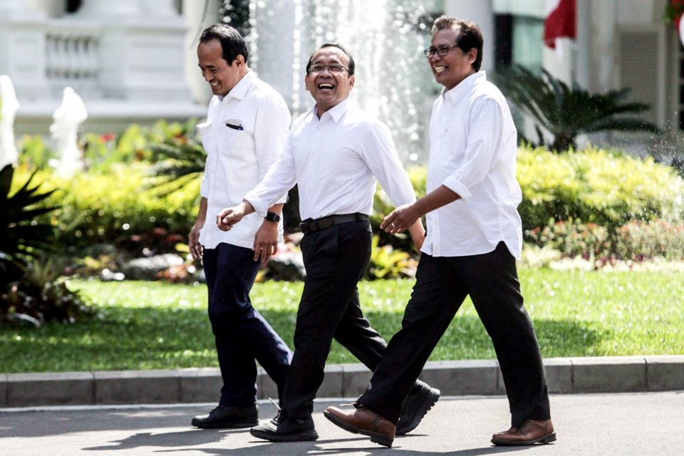 Pengamat Politik Fadjroel Rachman (kanan), Menteri Sekretaris Negara, Pratikno dan Pengamat Politik Nico Harjanto (kiri).