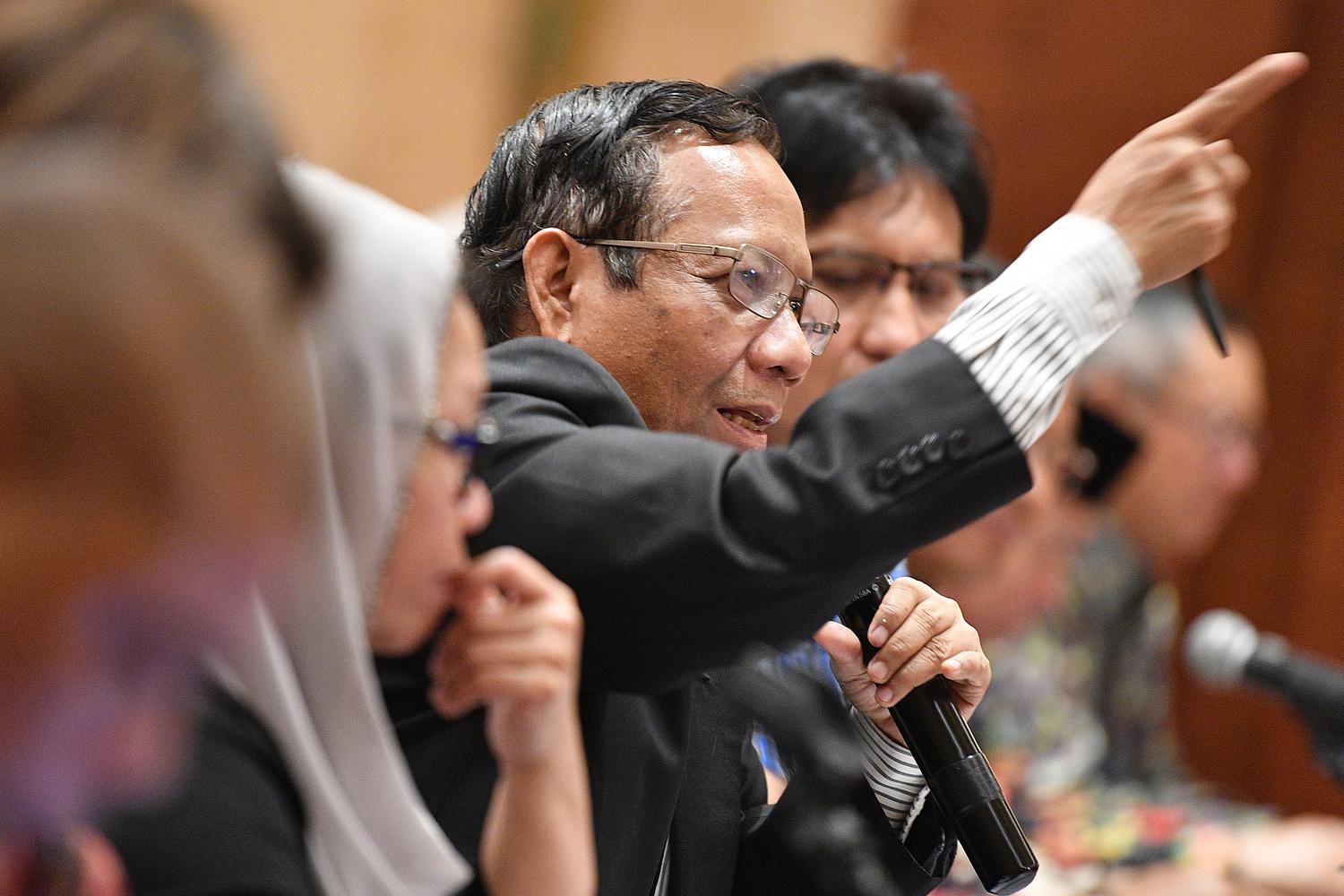 Menteri Koordinator Bidang Politik, Hukum, dan Keamanan (Polhukam) Mahfud MD mempersilahkan Reuni Akbar 212 digelar di Jakarta pada pekan depan. Namun, dia meminta massa menaati aturan yang berlaku.