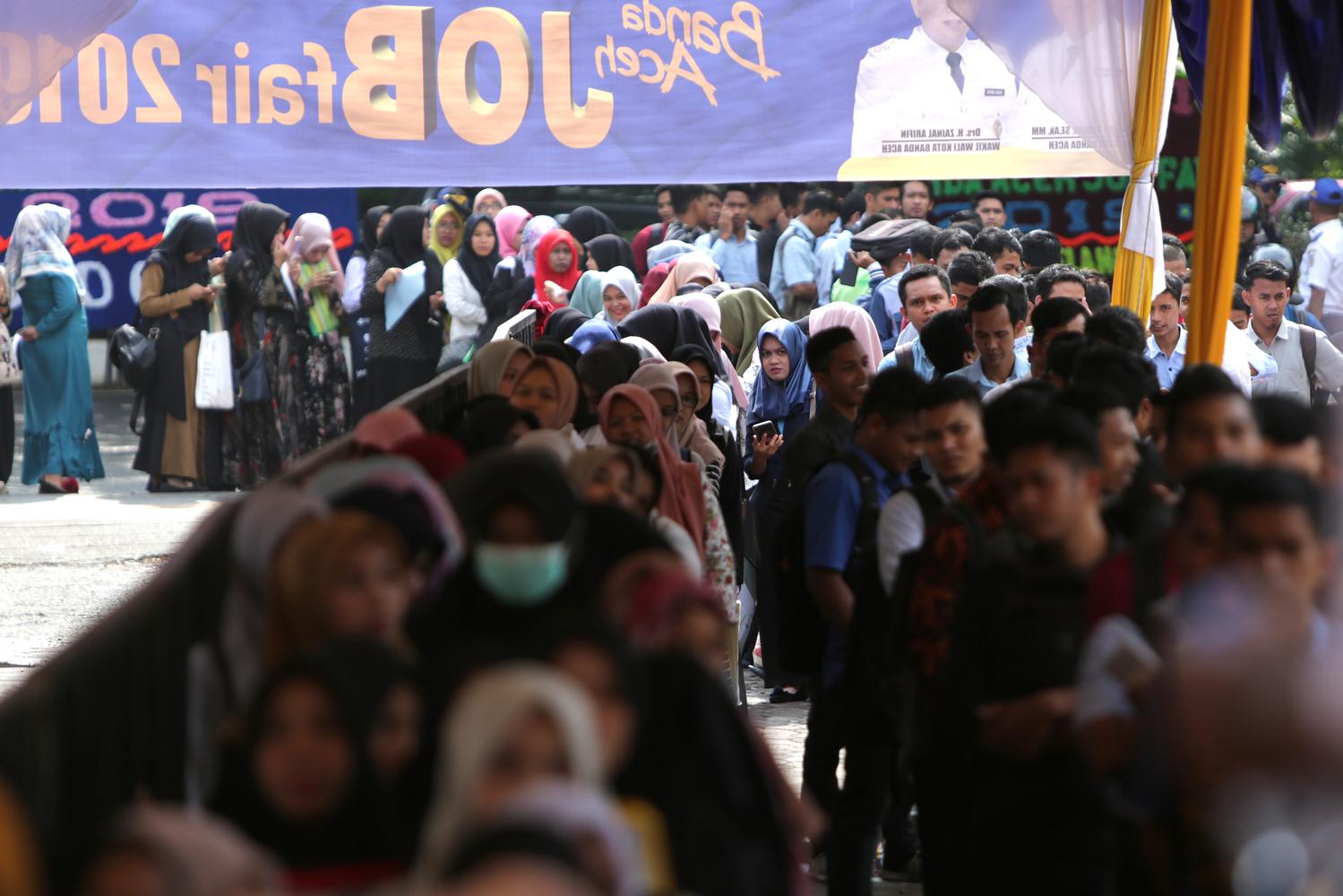 Pencari kerja antre memasuki aula pameran “Job Fair 2019” yang digelar Pemerintah Kota Banda Aceh di Gedung Amel Convention Banda Aceh, Aceh, Rabu (25/9/2019). Data Badan Pusat Statistik (BPS) menyebutkan pada awal tahun 2019, Tingkat Pengangguran Terbuka