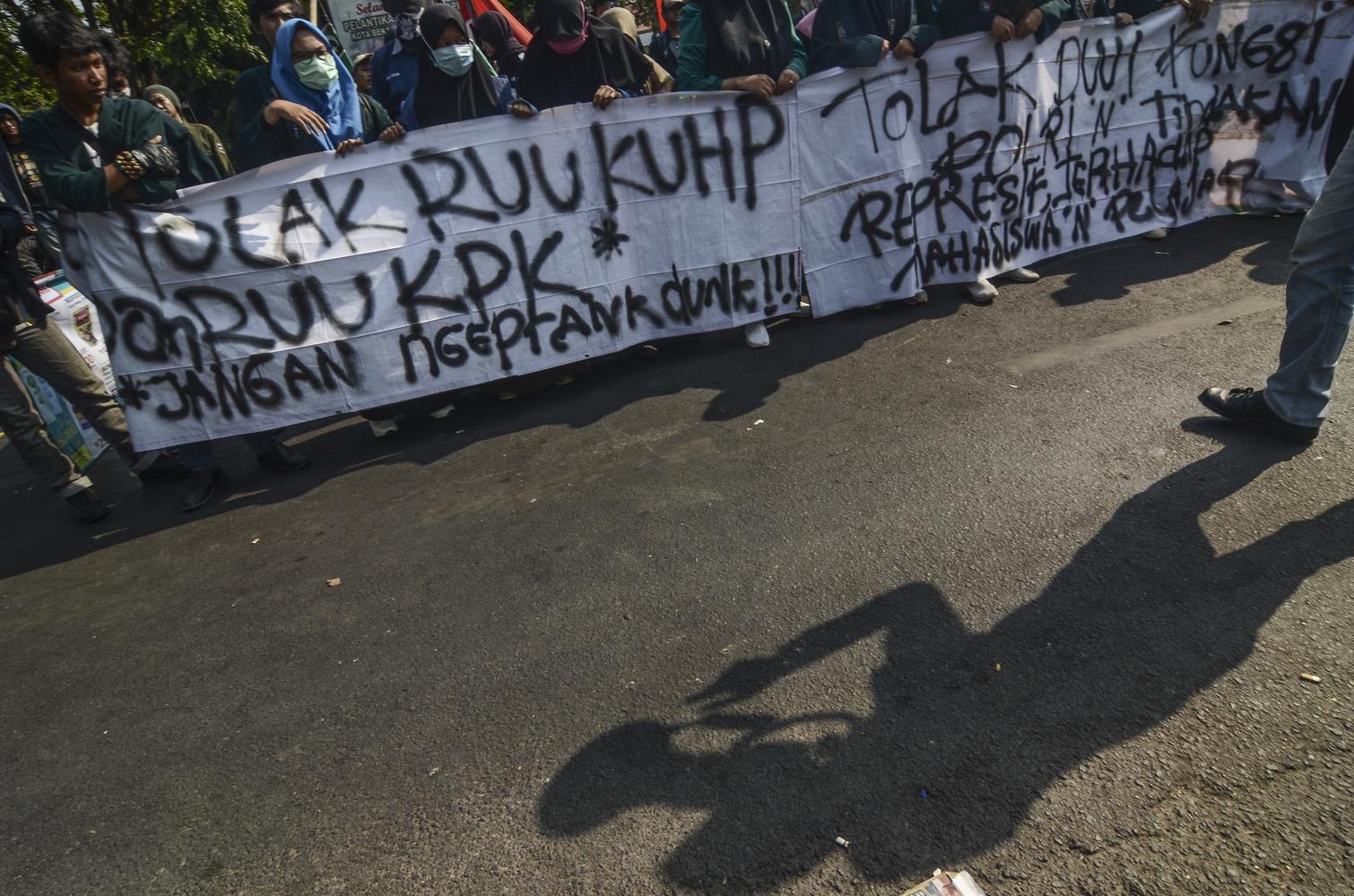Sejumlah mahasiswa dari universitas se-Bekasi menggelar aksi unjuk rasa di depan gedung DPRD, Kota Bekasi, Jawa Barat, Kamis (26/9/2019) menolak Rancangan Kitab Undang-Undang Hukum Pidana (RKUHP). Aliansi Nasional Reformasi mendesak DPR dan pemerintah unt