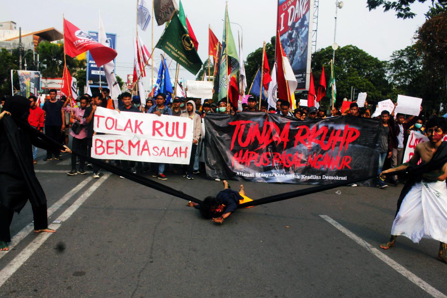 Mahasiswa gabungan dari berbagai perguruan tinggi serta pelajar berunjuk rasa dengan menggelar aksi teatrikal di Alun-alun Serang, Banten, Jumat (27/9/2019). 