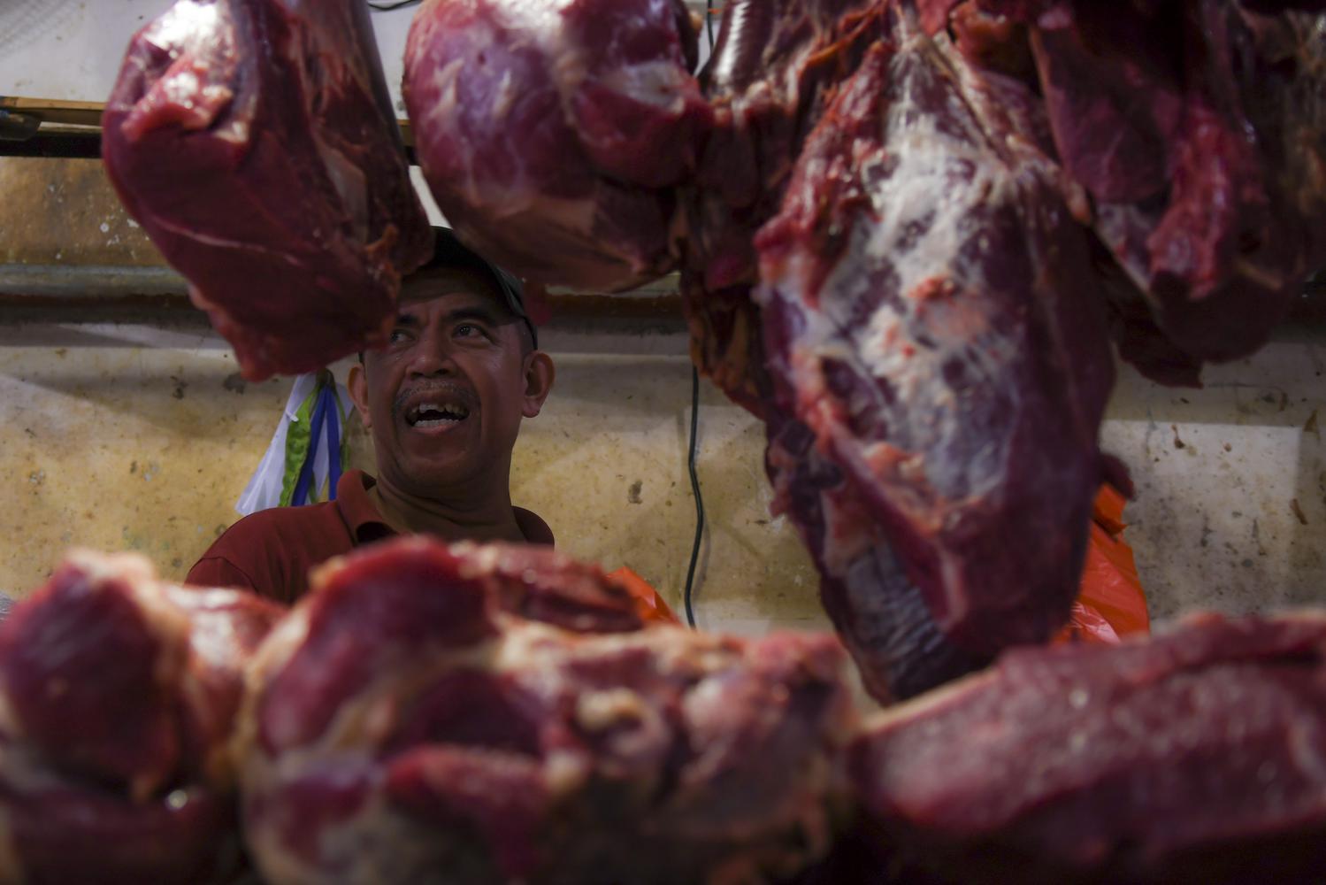 Pedagang daging sapi merapikan dagangannya di pasar Senen blok III, Jakarta, Jumat (18/10/209). 