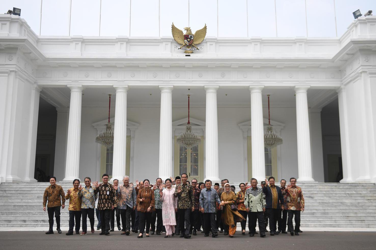 Presiden Joko Widodo didampingi Ibu Negara Iriana bersama Wakil Presiden Jusuf Kalla beserta Mufidah Jusuf Kalla berfoto bersama sejumlah menteri sebelum acara silaturahmi kabinet kerja di Istana Merdeka, Jakarta, Jumat (18/10/19). 