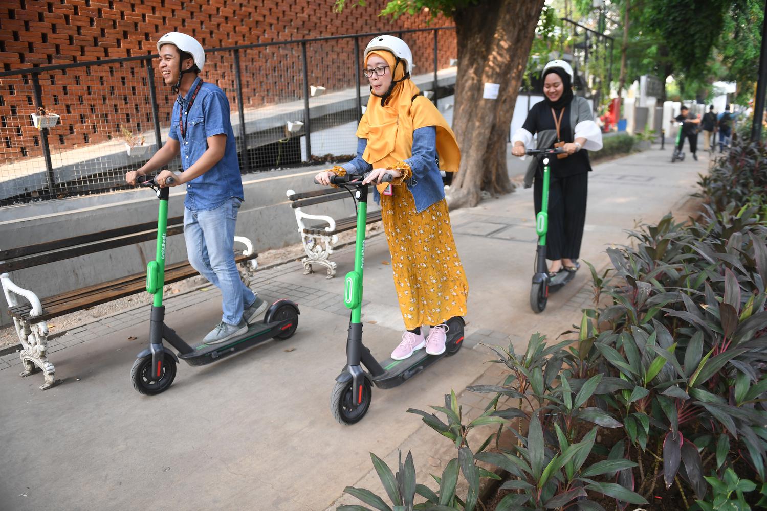 Pengguna jalan menggunakan otopet atau skuter listik di Jakarta, Rabu (16/10/19). Grab akan mendorong penggunaan GrabWheels dan sepeda listrik di Jakarta dan Bali.