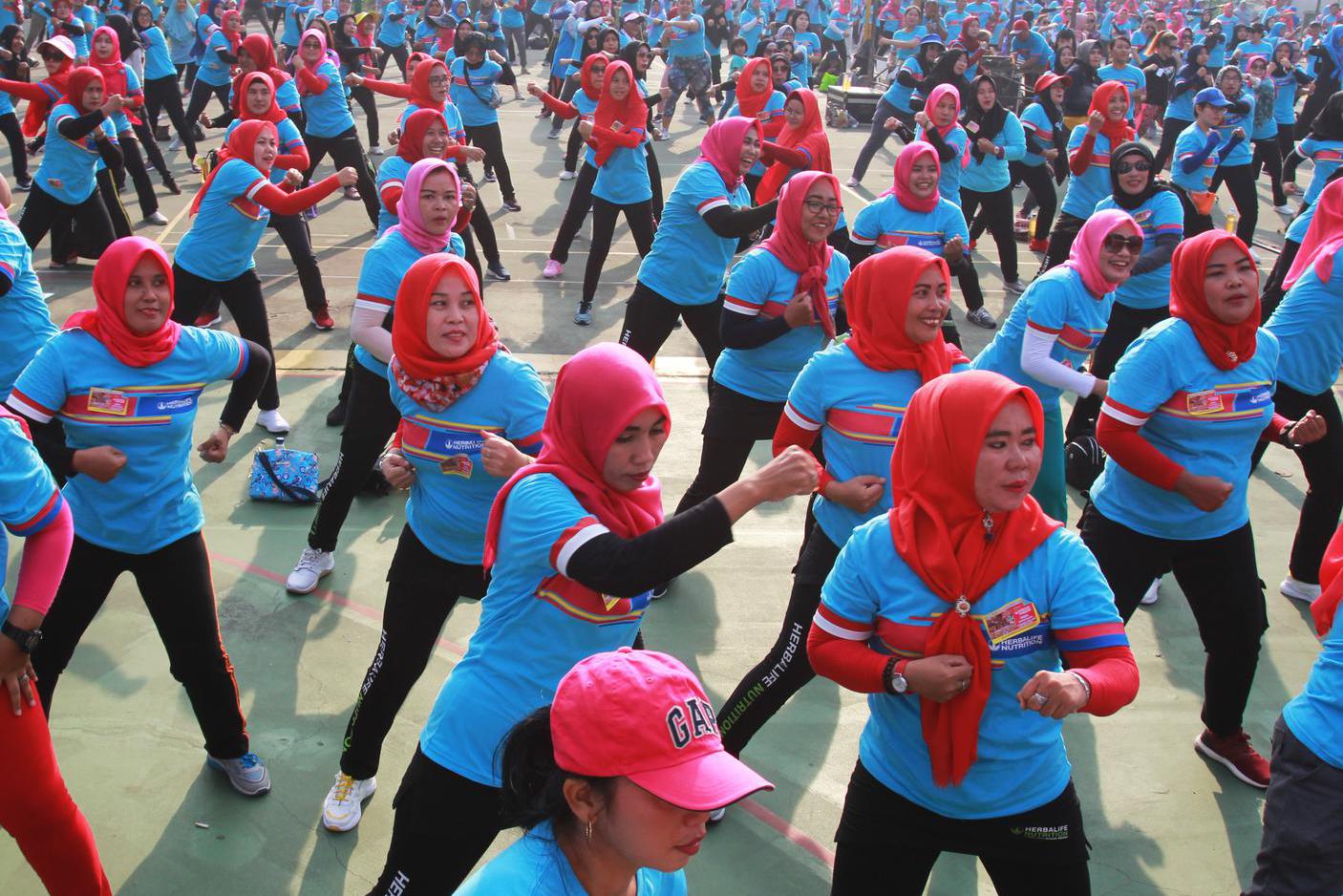 Ribuan member independen Herbalife Nutrition Indonesia melakukan senam bersama saat perayaan Herbalife Nutrition Day (HND) 2019 dan juga Kampanye Hidup Sehat di Tangerang, Banten, Sabtu (12/10/2019). HND yang diselenggarakan di 81 kota dan melibatkan 33,5