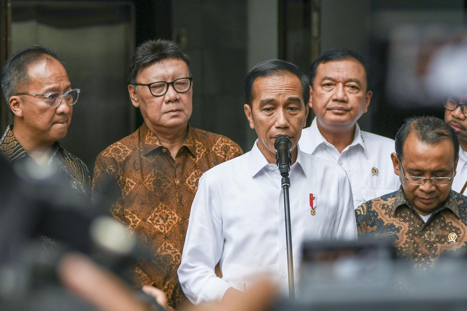 JOKOWI JENGUK WIRANTO