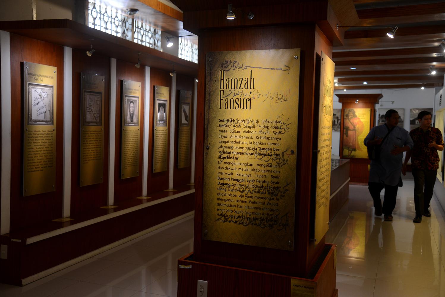 Ilustrasi, pengunjung mengamati berbagai contoh teks deskripsi tentang sejarah masuk dan berkembangnya agama Islam di Aceh di Museum Aceh di Banda Aceh.