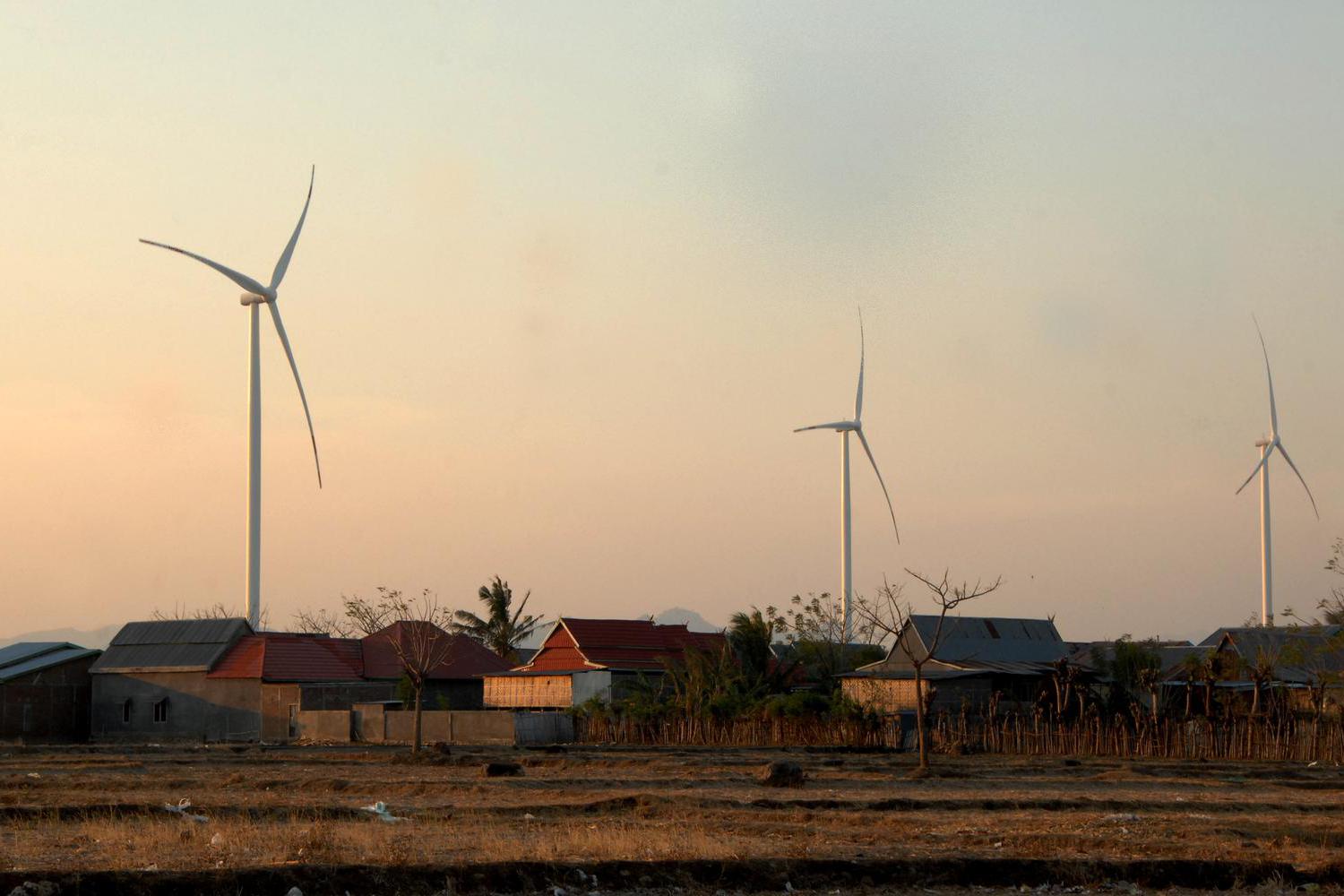 Rumah warga yang berada di sekitar Pembangkit Listrik Tenaga Bayu (PLTB) di Kabupaten Jeneponto, Sulawesi Selatan, Selasa (15/10/2019). PLTB Jeneponto kini telah beroperasi dengan kapasitas 72 megawatt yang akan membantu pasokan listrik di Wilayah Sulselb