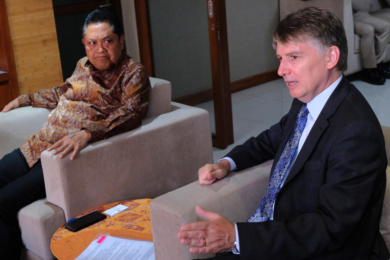 Duta Besar Inggris untuk Indonesia dan Timor Leste Owen Jenkins (kanan) berbincang dengan Wali Kota Denpasar Ida Bagus Rai Dharmawijaya Mantra (kiri) dalam kunjungan resmi pertamanya ke Bali di Gedung Graha Sewaka Dharma, Denpasar, Bali, Senin (23/9/2019)