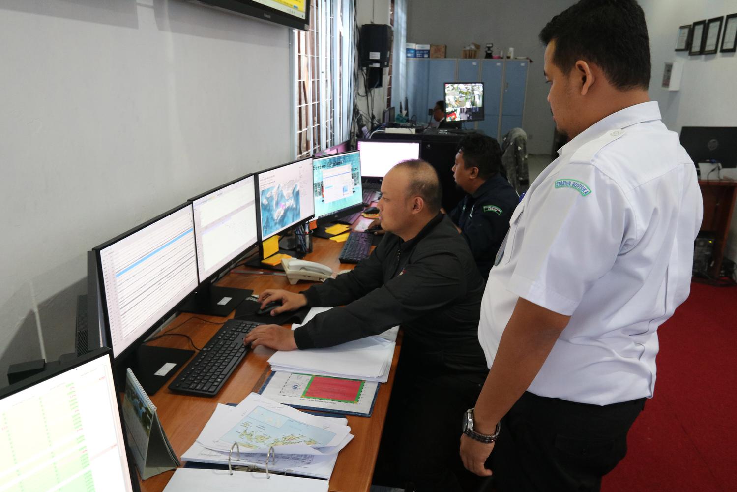 Ilustrasi, petugas BMKG memantau perkembangan gempa bumi. BMKG menyatakan gempa yang terjadi di Sumatera Barat, dan Maluku Barat Daya pada Sabtu (23/5), serta Samudera Hindia Minggu (24/5) tidak memicu tsunami.ANTARAFOTO/izaac mulyawan