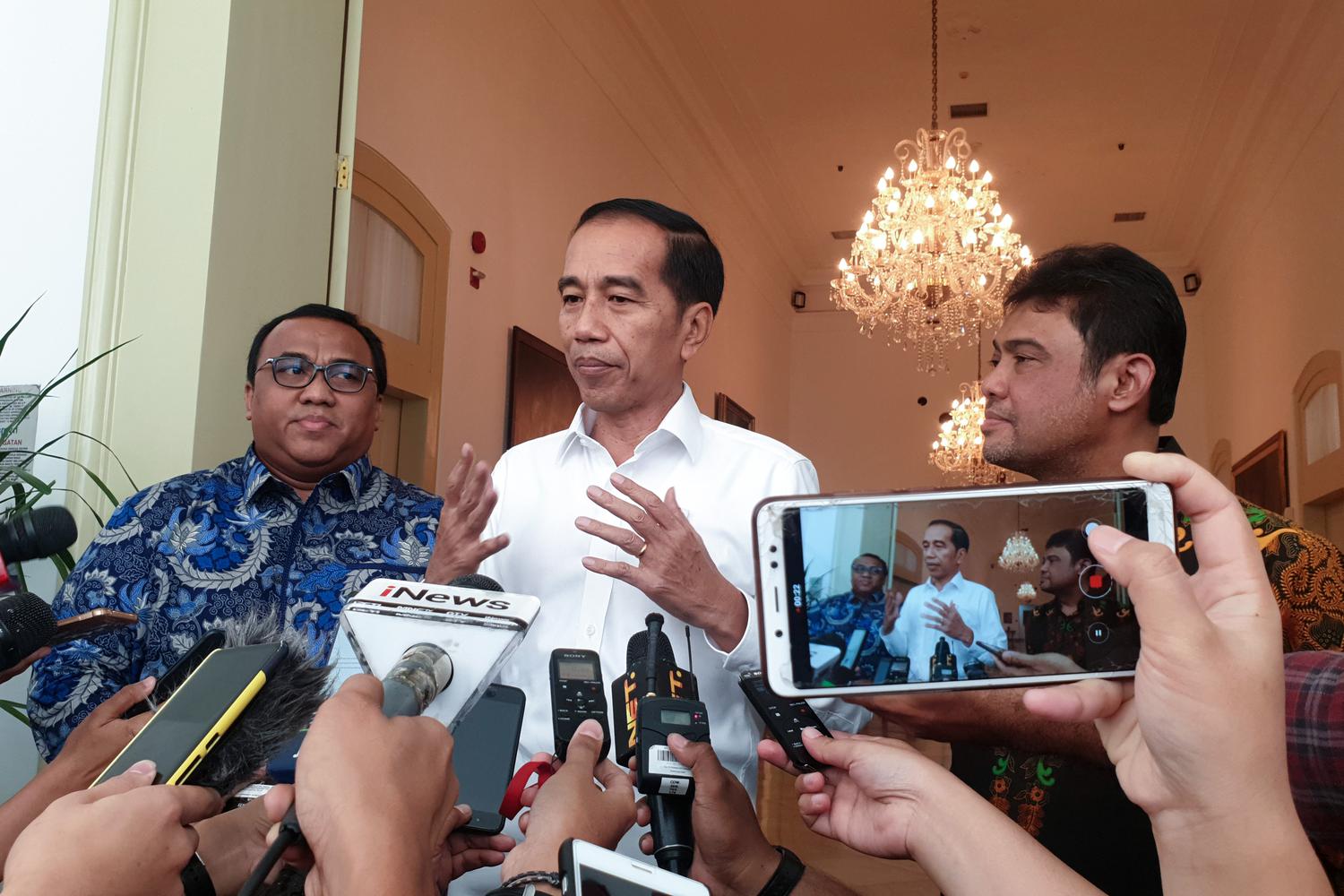 Presiden Joko Widodo (tengah) didampingi Presiden Konfederasi Serikat Pekerja Seluruh Indonesia (KSPSI) Andi Gani Nuwa Wea (berbatik biru) dan Presiden Konfederasi Serikat Pekerja Indonesia (KSPI) Said Iqbal usai bertemu pada 30 September 2019 lalu.