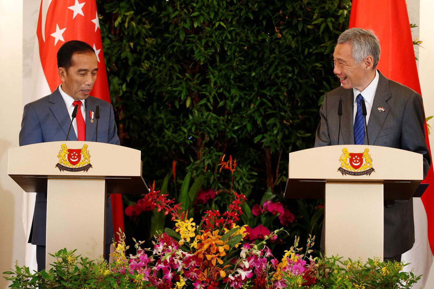 Presiden Joko Widodo (kiri) bersama PM Singapura Lee Hsien Loong, memberikan keterangan pers, di Istana, di Singapura, Selasa (08/10/2019)..