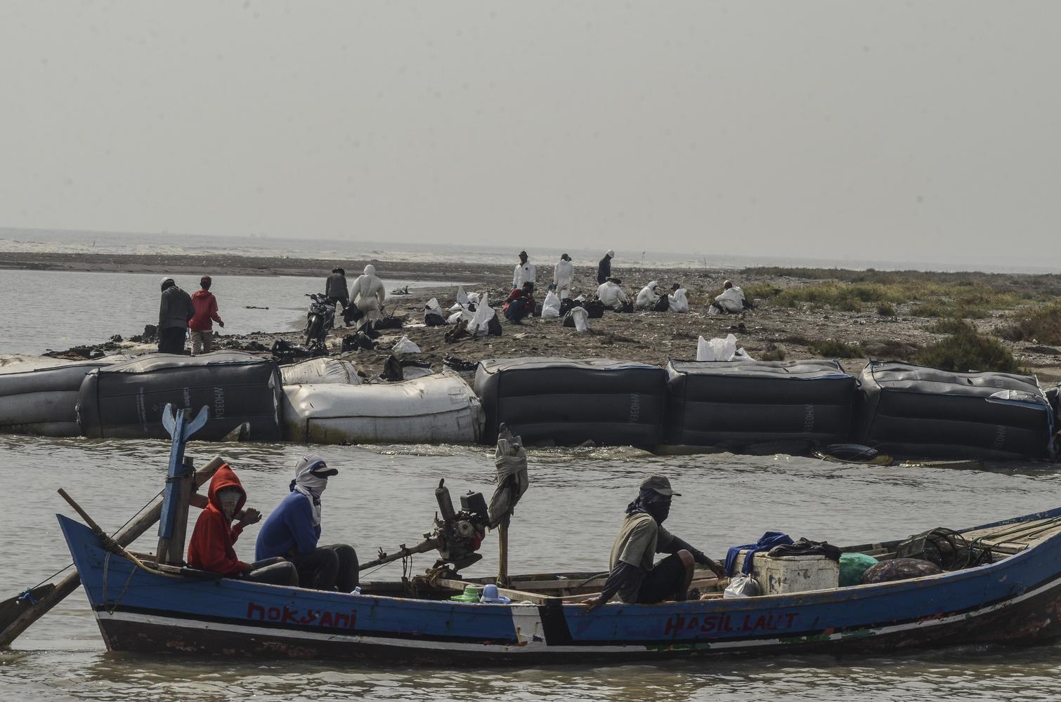 DANA KOMPENSASI DAMPAK TUMPAHAN MINYAK DI KARAWANG
