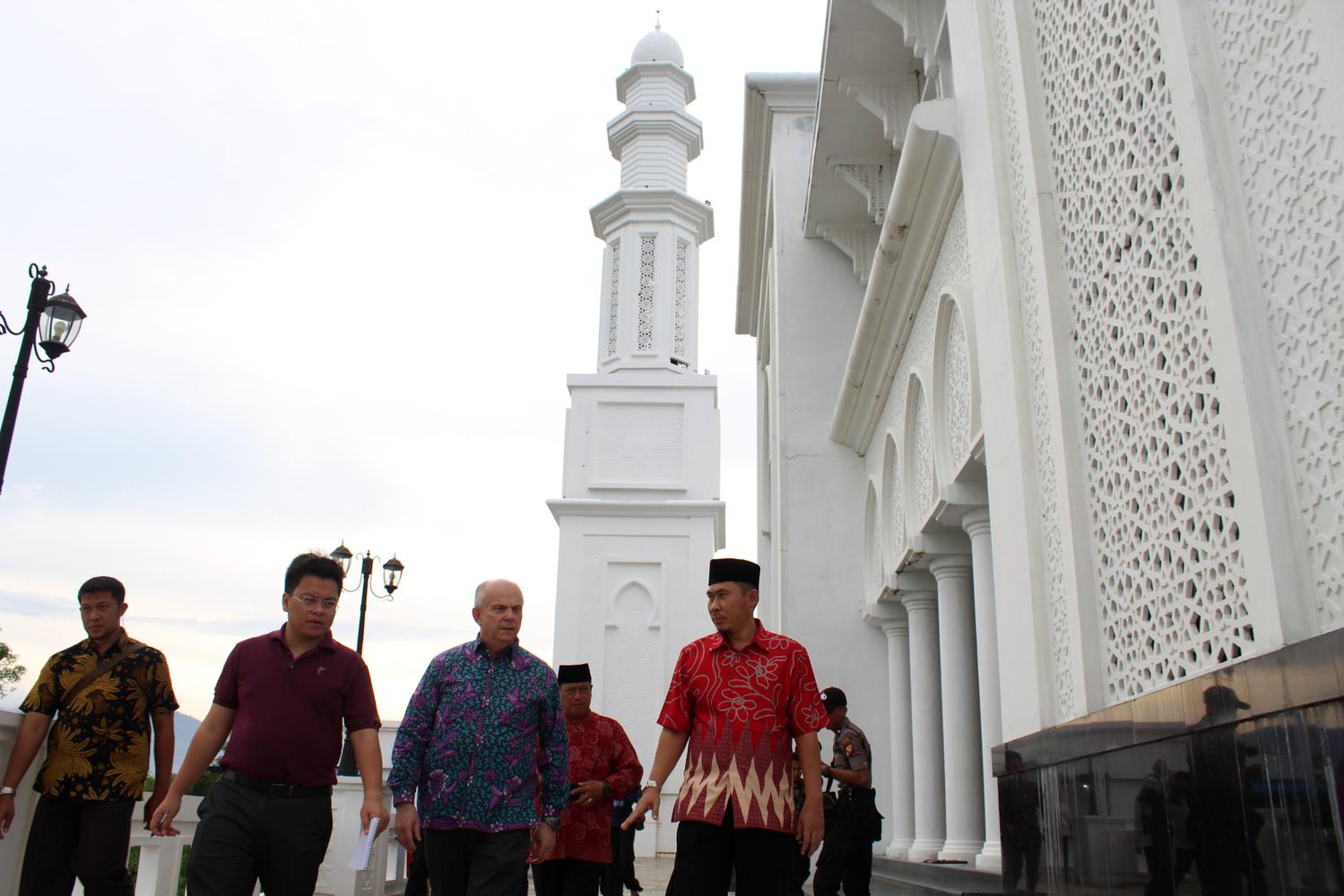 Ilustrasi, kegiatan di masjid. PT Pembangunan Jaya Ancol Tbk membangun Masjid Terapung di Taman Impian Jaya Ancol,Jakarta. Masjid tersebut akan menjadi ikon baru Kota Jakarta.