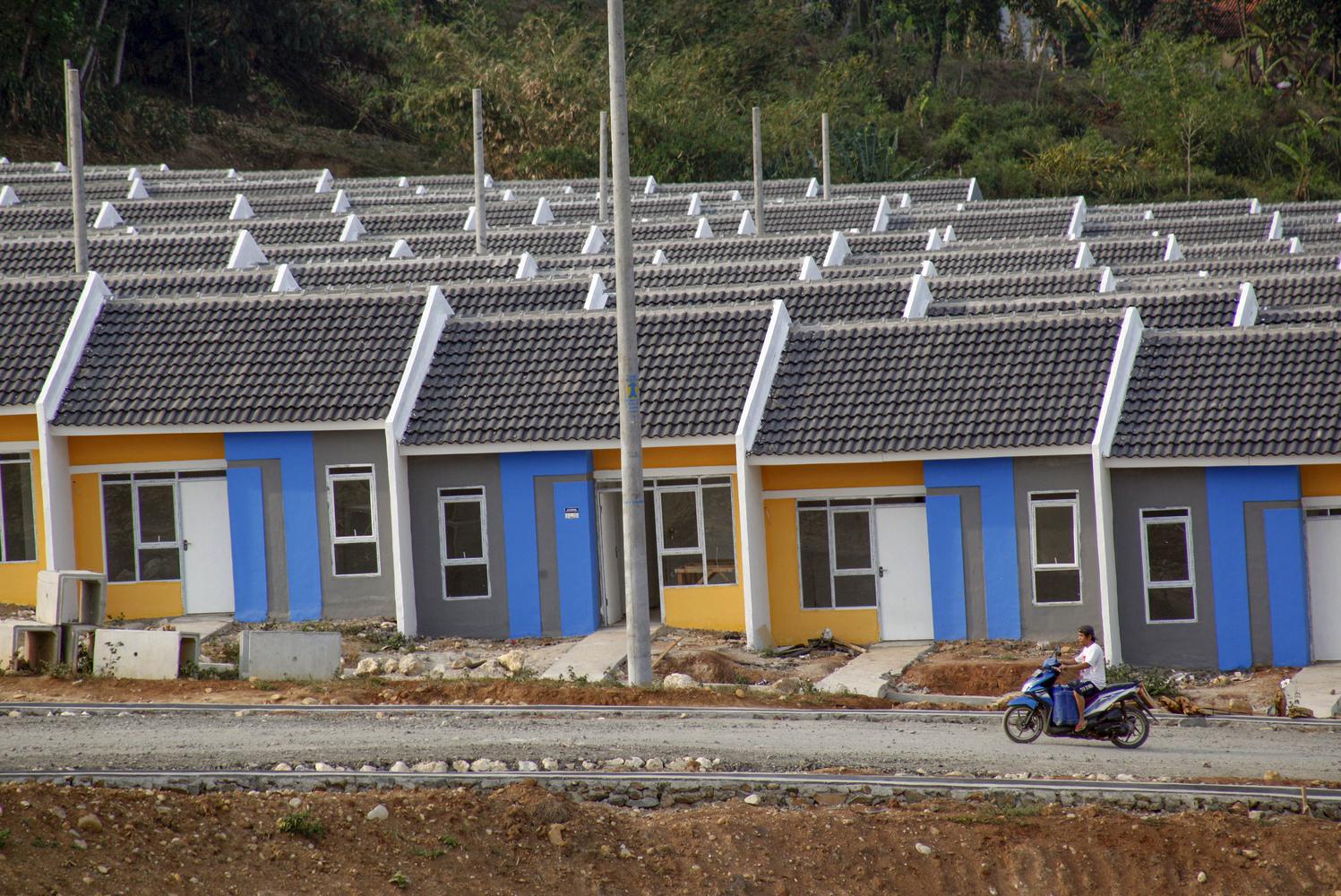 Warga berkendara di kawasan perumahan bersubsidi di kawasan Citeureup, Bogor, Jawa Barat, Senin (7/10/2019). Pemerintah memutuskan menambah anggaran untuk penyaluran rumah subsidi bagi Masyarakat Berpenghasilan Rendah (MBR) melalui skema Fasilitas Likuidi