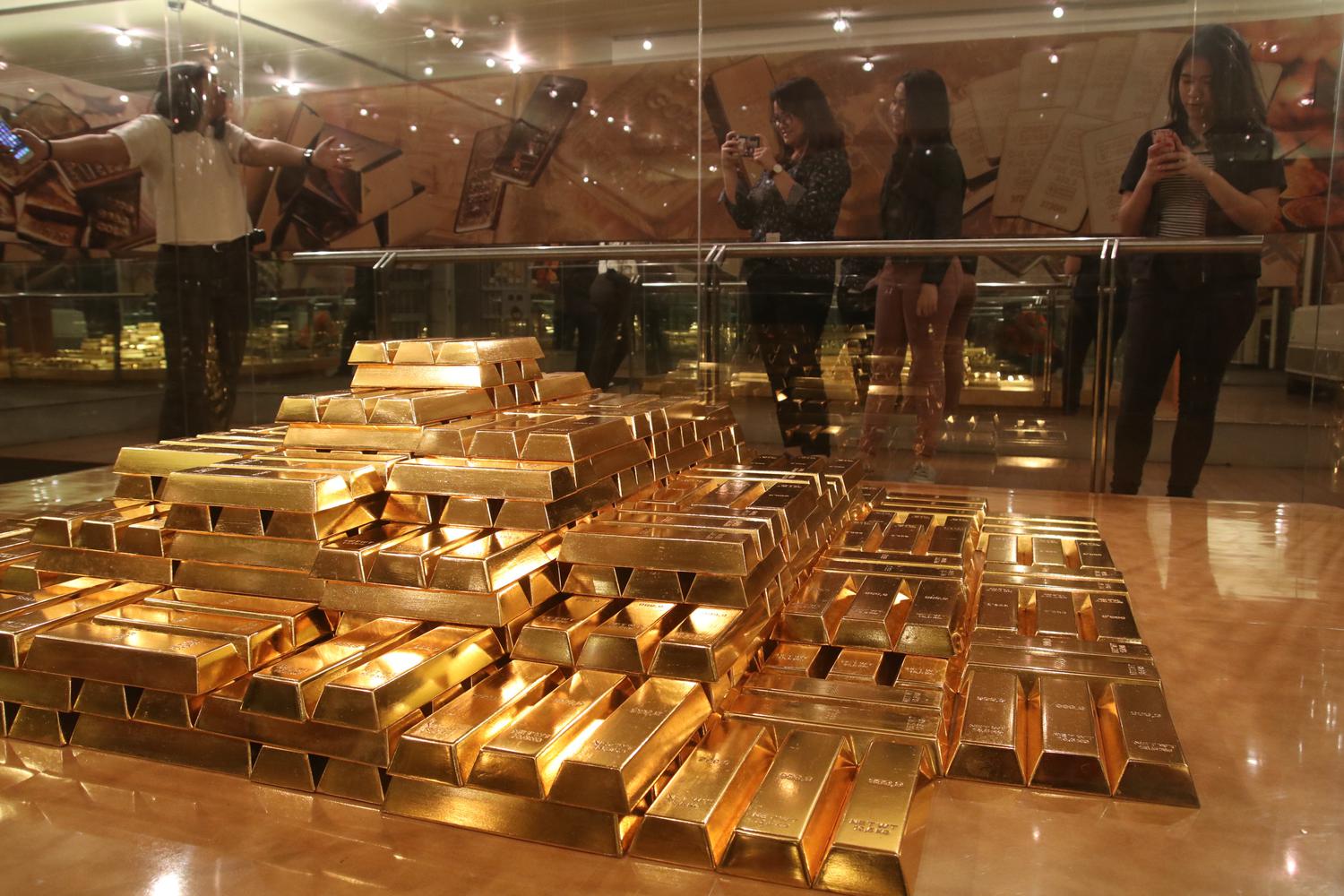 Ilustrasi, emas batangan. Harga emas spot naik 0,2% menjadi US$ 1.733,45 dipicu kekhawatiran pasar terhadap prospek pemulihan ekonomi seiring meningkatnya kasus positif Covid-19.