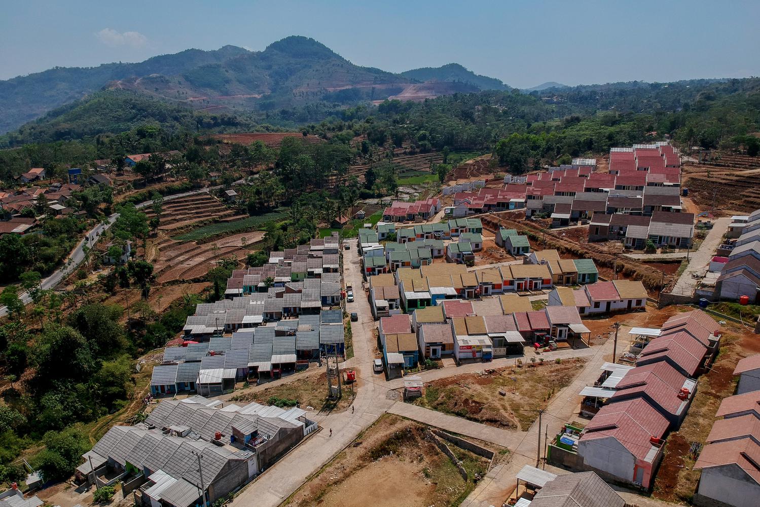 Foto udara kompleks rumah di Arjasari, Kabupaten Bandung, Jawa Barat, Minggu (6/10/2019).