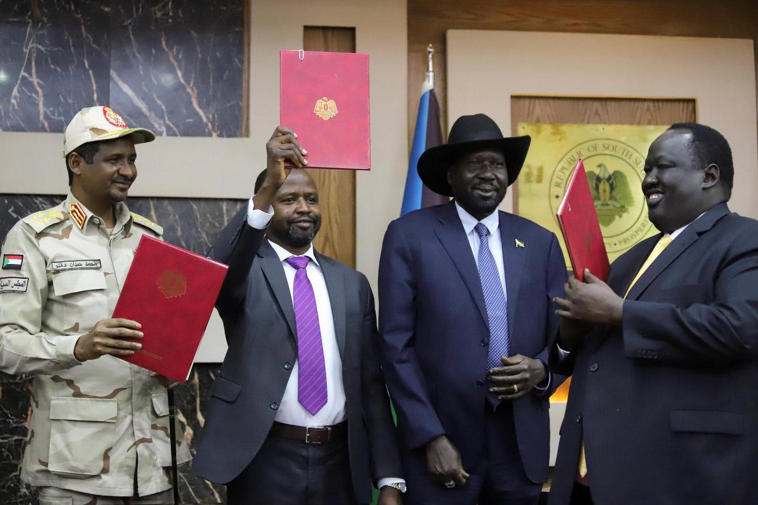 Ilustrasi, Jenderal Mohamed Hamdan Dagalo, Wakil Ketua Dewan Transisional Militer Sudan (kiri), Alhadi Idris, Ketua Front Revolusioner Sudan (tengah), Presiden Sudan Selatan Salva Kiir dan Tut Galwak, Ketua Komite Mediasi Sudan Selatan memegang dokumen ke