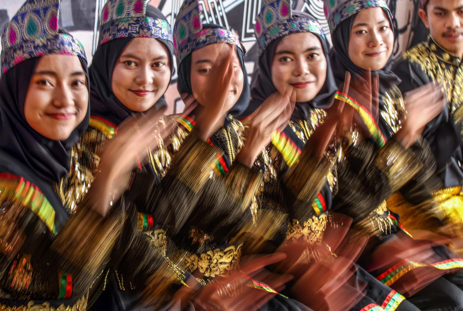 Para penari menampilkan tarian tradisional Tari Saman pada acara pentas pelepasan Seniman Unimal menuju Festival Indonesia Culture, di Lhokseumawe, Aceh, Selasa (22/10/2019). Sejumlah tarian tradisional Aceh meliputi tari Saman, Tarek Pukat Debus dan Bink