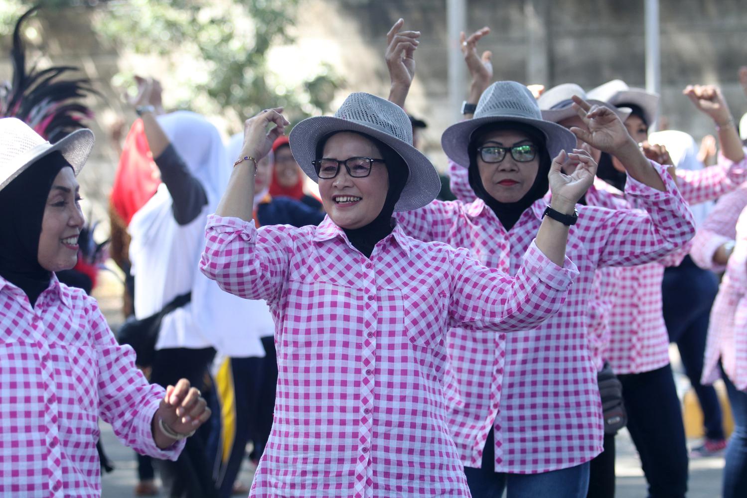 Sejumlah peserta mengikuti lomba senam khusus lansia di Taman Tirtoyoso, Kota Kediri, Jawa Timur, Rabu (2/10/2019). Lomba senam 'Gemu Famire' yang diselenggarakan pemerintah daerah setempat tersebut guna mengkampanyekan gaya hidup sehat kepada lansia se