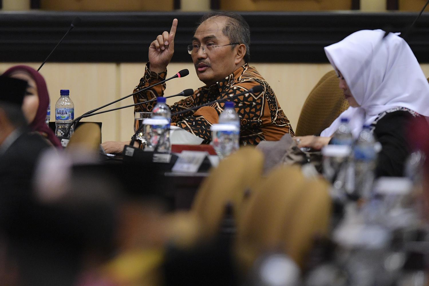 Anggota DPD Jimly Asshiddiqie menyampaikan pendapat saat mengikuti Sidang Paripurna DPD di Kompleks Parlemen, Senayan, Jakarta, Rabu (2/10/2019).
