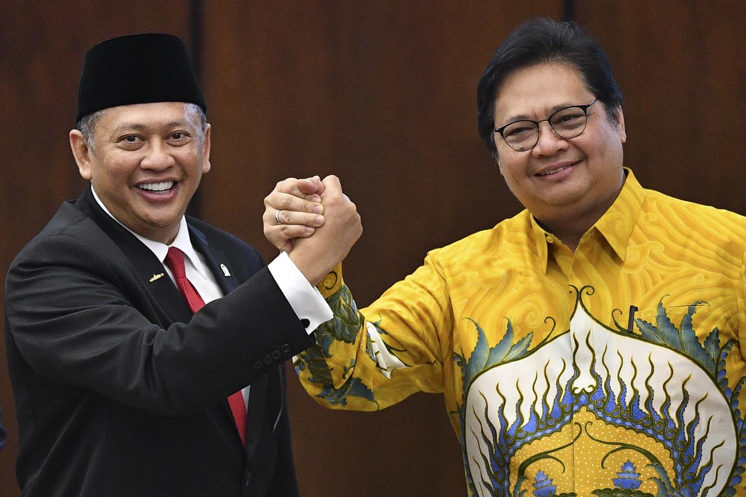 Ketua MPR Bambang Soesatyo (kiri) berjabat tangan dengan Ketua Umum Partai Golkar Airlangga Hartarto (kanan). Bamsoet tengah diisukan sebagai kandidat Ketua Umum Partai Golkar periode 2019-2024 di Munas pada Desember 2019.