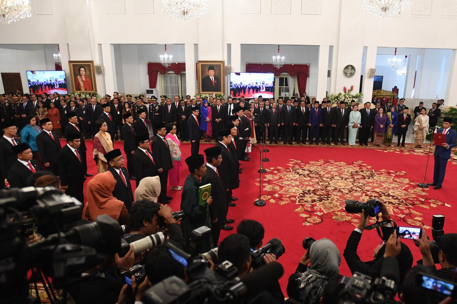 Presiden Joko Widodo bersiap mengambil sumpah jajaran menteri dalam rangkaian pelantikan Kabinet Indonesia Maju di Istana Merdeka, Jakarta, Rabu (23/10/2019).