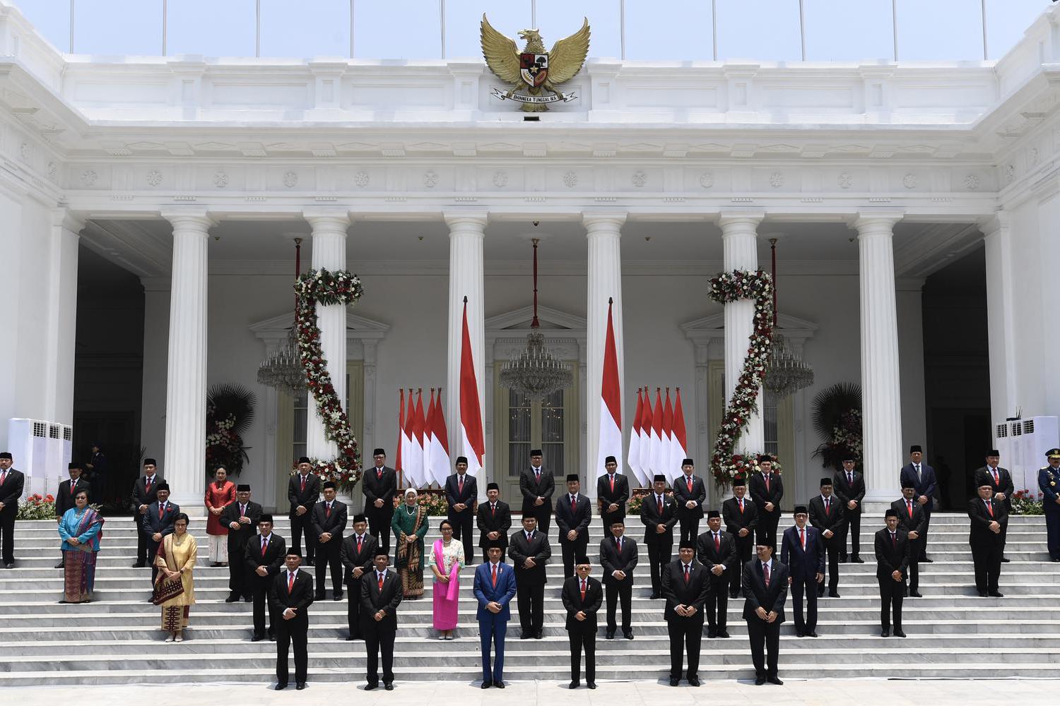 PRESIDEN BERFOTO BERSAMA KABINET INDONESIA MAJU