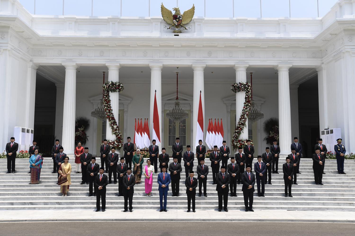 PRESIDEN BERFOTO BERSAMA KABINET INDONESIA MAJU