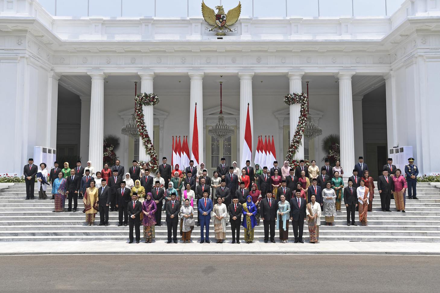 PRESIDEN BERFOTO BERSAMA KABINET INDONESIA MAJU