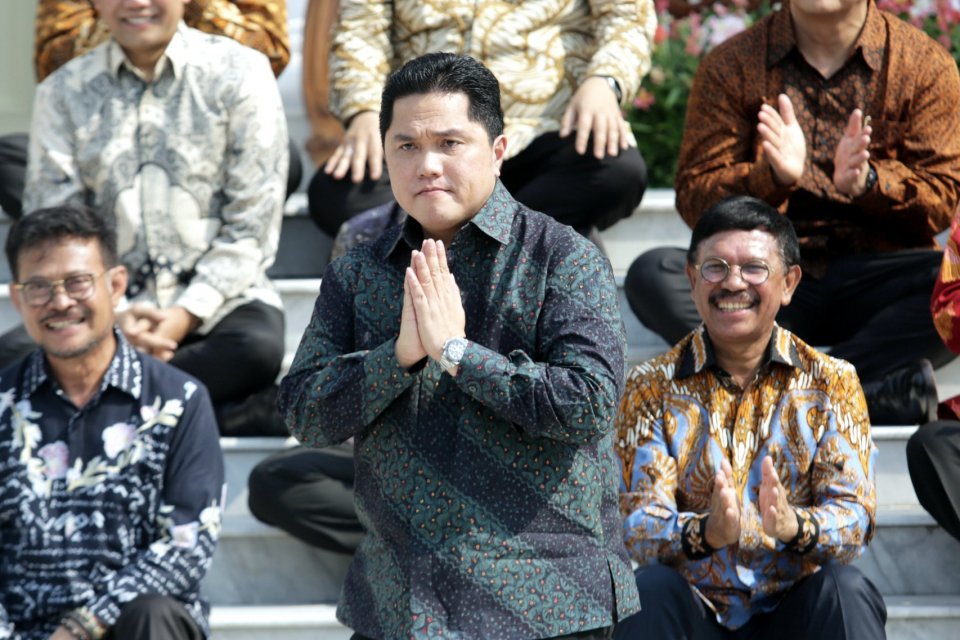 Menteri BUMN Erick Thohir (tengah) di halaman Istana Merdeka, Jakarta Pusat (23/10/2019). Erick baru saja mengangkat empat staf khusus Menteri BUMN pada Sabtu (9/11).