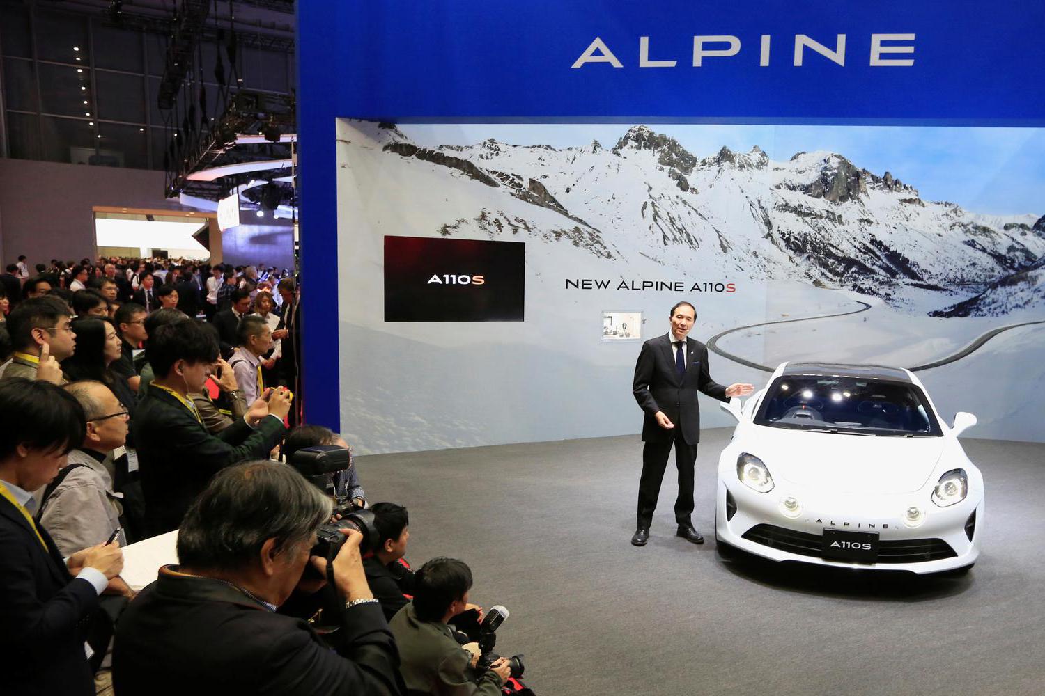 Tsukasa Daigoku, CEO Renault Japon Co. Ltd memperlihatkan mobil Alpine A110S oleh Renault saat Tokyo Motor Show di Tokyo, Jepang, Rabu (23/10/2019).