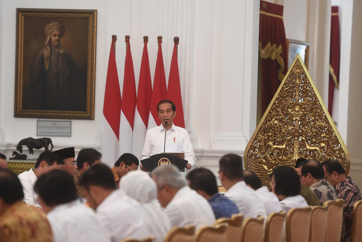 Presiden Joko Widodo memberikan pidato saat memimpin sidang kabinet paripurna di Istana Merdeka, Jakarta, Kamis (24/10/2019). Sidang kabinet paripurna itu merupakan sidang perdana yang diikuti menteri-menteri Kabinet Indonesia Maju.