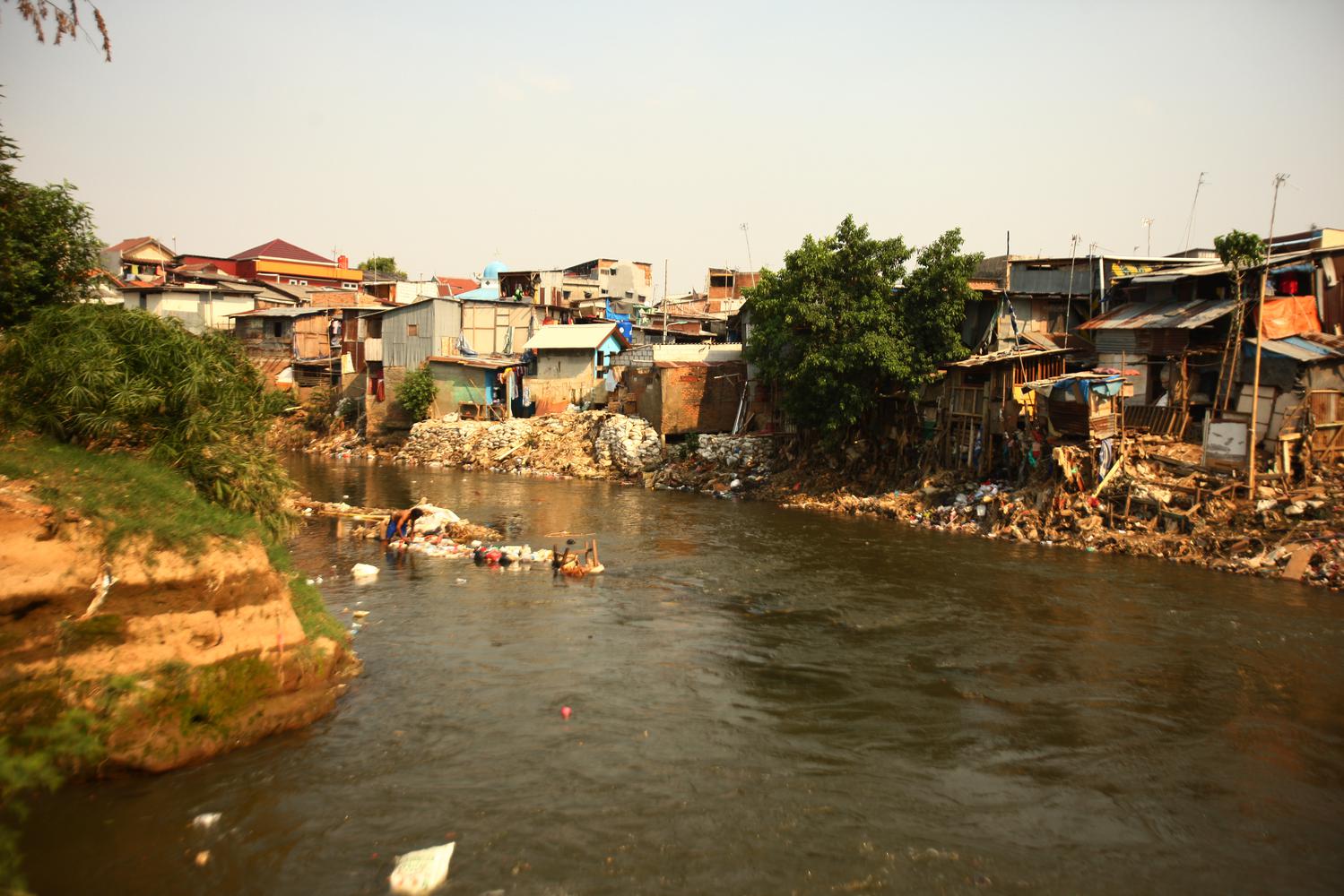 Suasana deretan rumah di bantaran Sungai Ciliwung di Jakarta, Kamis (24/10/2019). Presiden Joko Widodo menargetkan angka kemiskinan bisa mendekati nol persen pada tahun 2045 dan telah menyiapkan lima kebijakan prioritas untuk mewujudkannya.
