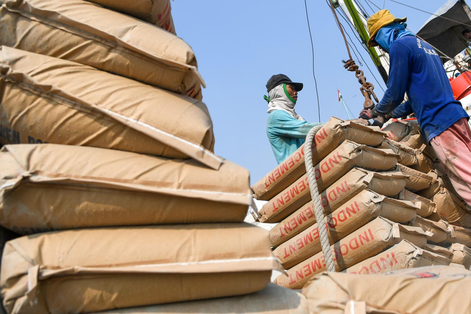Pekerja melakukan aktivitas bongkar muat semen di Pelabuhan Sunda Kelapa, Jakarta, Jumat (25/10/2019). Menurut Asosiasi Semen Indonesia (ASI), volume penjualan semen sampai Agustus 2019 ini tercatat sebanyak 42,03 juta ton atau turun 2,26% dibandingkan pe