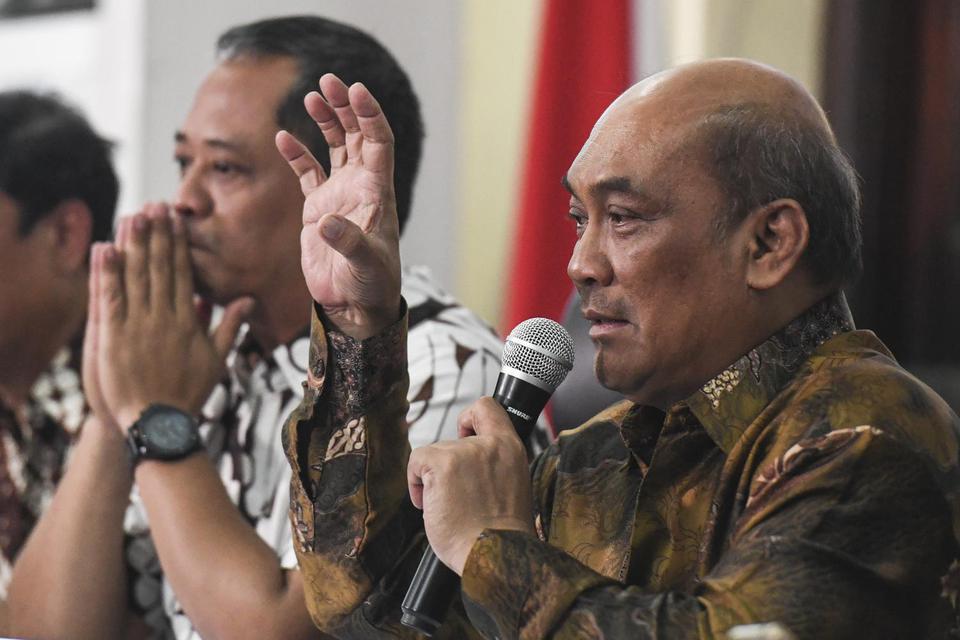 Ketua Komite Nasional Keselamatan Transportasi (KNKT) Soerjanto Tjahjono (kanan) didampingi Ketua Sub Komite Investigasi Kecelakaan Penerbangan Nurcahyo Utomo (kiri) memberikan keterangan pers hasil investigasi kecelakaan Lion Air JT 610 di Jakarta, Juma