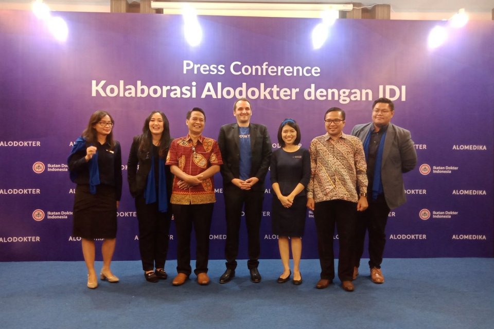 Startup bidang kesehatan Alodokter bekerja sama dengan Ikatan Dokter Indonesia (IDI) untuk menampilkan fitur pengajuan Satuan Kredit Profesi (SKP) Online di platform Alomedika, di Jakarta, Sabtu (26/10). Dengan fitur ini, dokter bisa lebih mudah memperpan