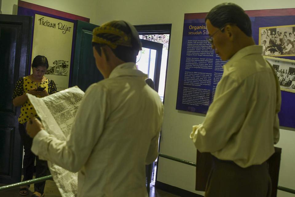 ilustrasi, pengunjung mengamati koleksi Museum Sumpah Pemuda. Museum tersebut merupakan salah satu tujuan wisata edukasi yang memberikan wawasan tentang hari bersejarah Sumpah Pemuda pada 28 Oktober 1959 dan sejarah bahasa Indonesia.