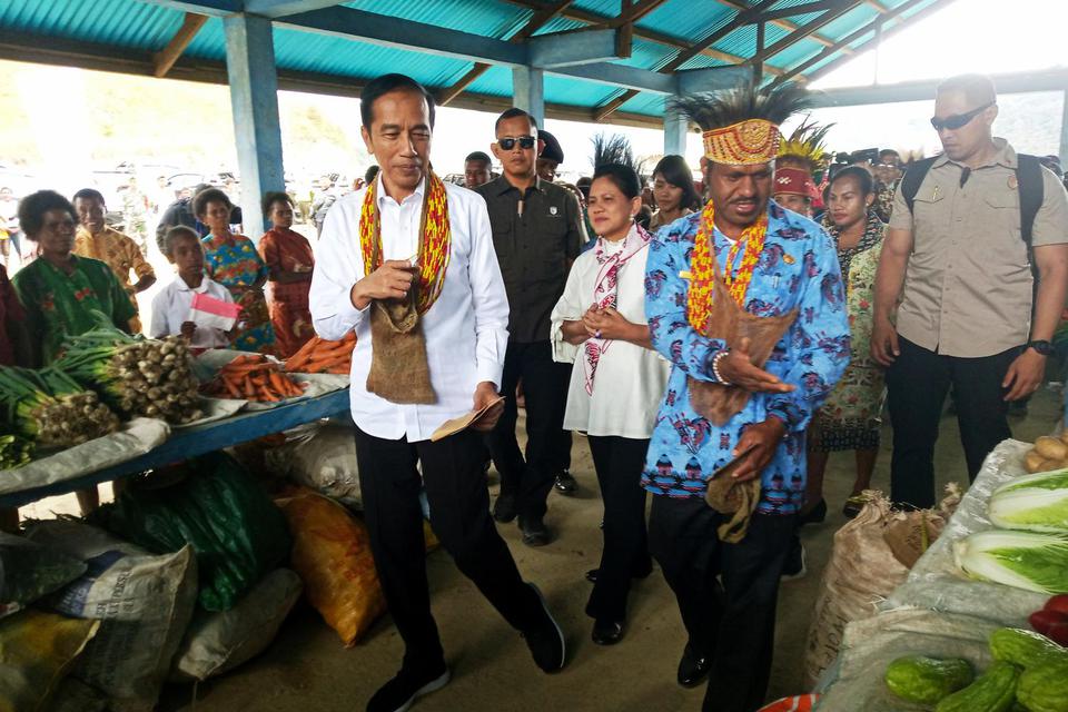 Presiden Joko Widodo bersama Ibu Negara Iriana Joko Widodo (tengah) meninjau pasar khusus Mama Papua di Distrik Anggi, Kabupaten Pegunungan Arfak, Papua Barat, Minggu (27/10/2019). Kunjungan perdana presiden setelah pelantikan yang berlangsung sepekan lal