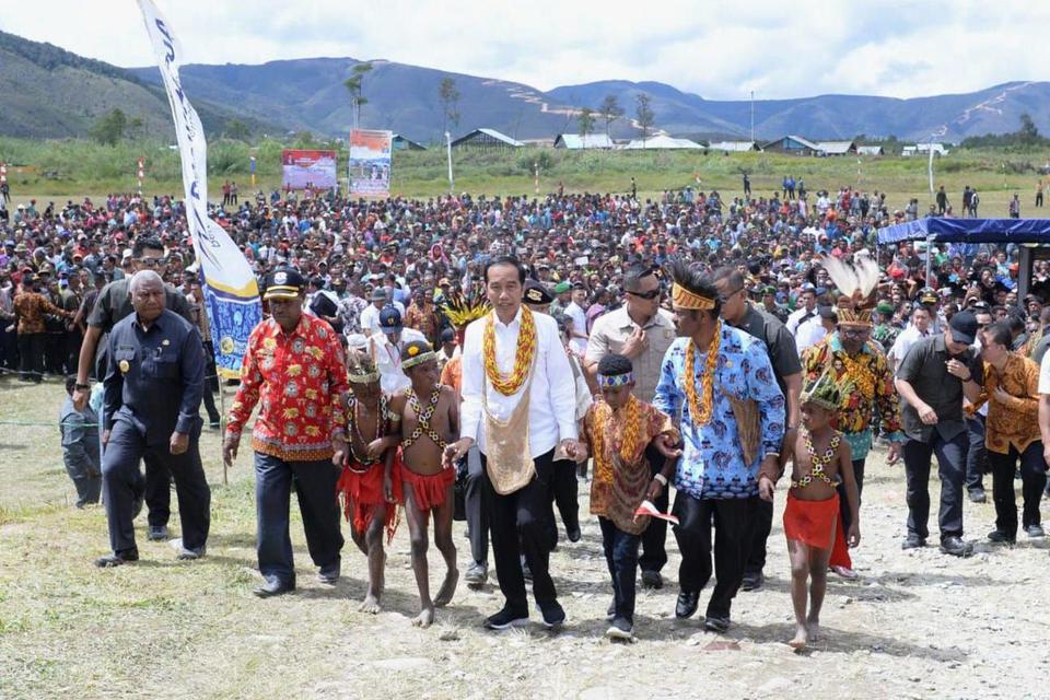 Presiden Joko Widodo (tengah) mengunjungi lapangan bola Irai di Kabupaten Pegunungan Arfak, Provinsi Papua Barat, Minggu, (27/10/2019). Presiden Joko Widodo dan Ibu Iriana menyapa dan bertemu ribuan warga yang berasal dari 10 distrik dan 162 desa dan disa