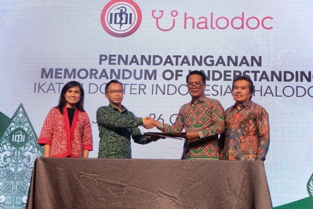 (kiri-kanan) Corporate Secretary Halodoc - Sisca Tjahjadi, Chief of Medical Halodoc dr. Irwan Heriyanto, Ketua Ikatan Dokter Indonesia (IDI) dr. Daeng M Faqih, S.H, M.H, Sekretaris Jenderal IDI, DR. Dr. Henry Salim Siregar, Sp. OG (K) menandatangani MoU k