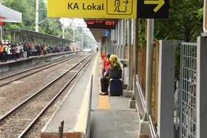 STASIUN KRAMAT LAYANI PENUMPANG KA LOKAL