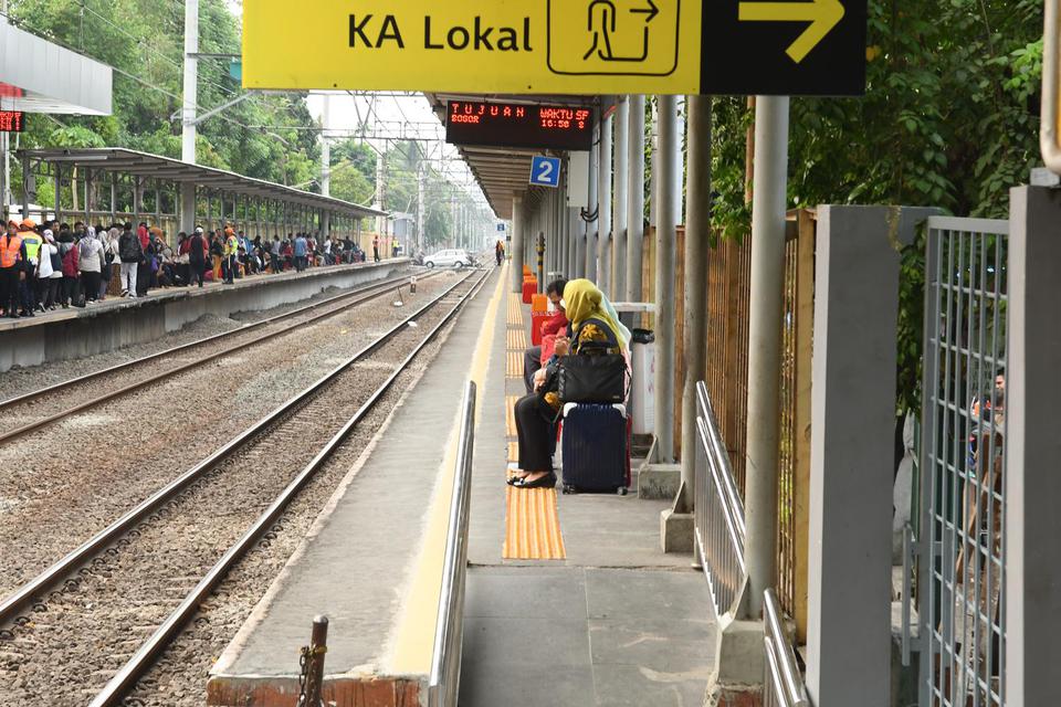 Ilustrasi, calon penumpang menunggu KA Lokal di Stasiun Kramat, Jakarta. PT KAI Daop 1 Jakarta membatalkan perjalanan 21 KA Lokal, karena volume penumpang turun signifikan.